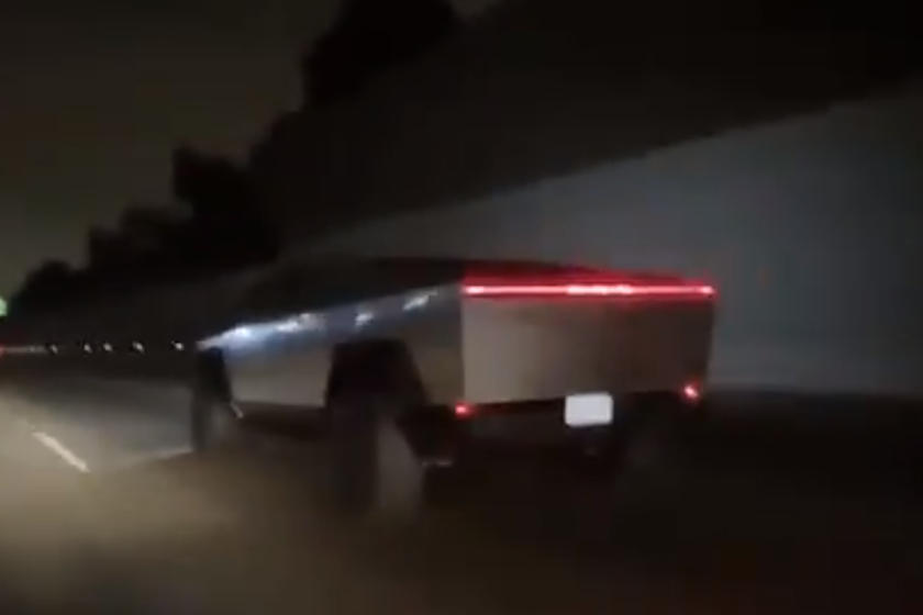 CarBuzzcom's tweet image. Watch @elonmusk Jump A Red Light In @Tesla Cybertruck. Tesla CEO exits a high-end restaurant by knocking over a cone then jumping a red light. #electriccar #spyvideo #truck Read: car.bz/sitd7f1