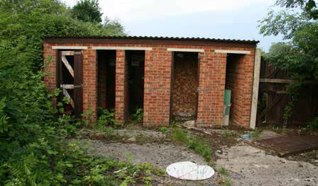 Ollie_Bayliss's tweet photo. Aylesbury United will bid to buy back their old ground next week!

Buckingham Road is going to auction on Tuesday 17th December, with a guide price of £500,000.

The Ducks have been homeless since they were evicted from Buckingham Road in 2006. https://t.co/OOFeD9MLc5