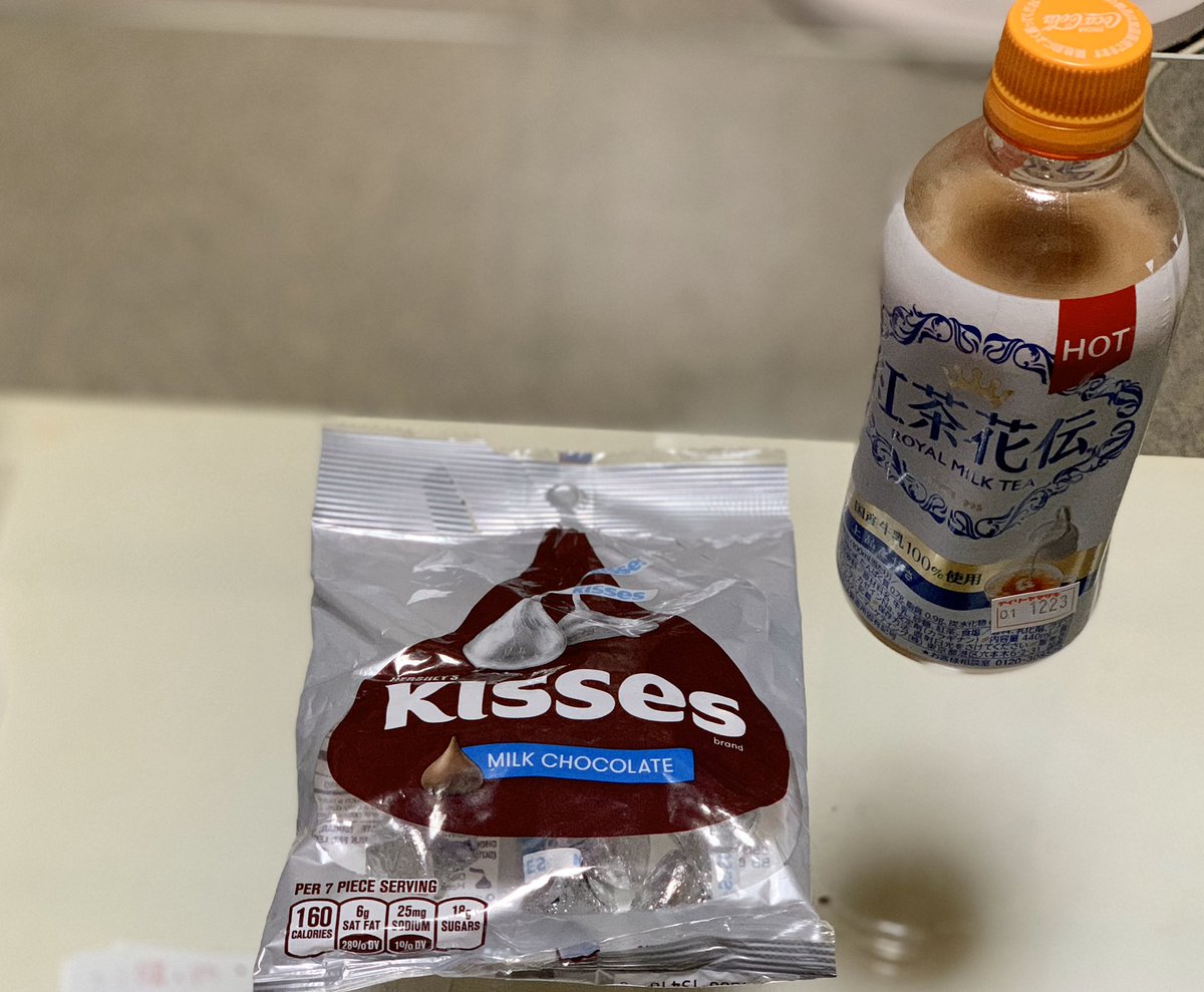 Kenta082Kihara's tweet photo. 全部は食べんけどw ←前置き重要⭕️
昨日チャンさわからもらった口溶けまろやかチョコを1KISSES、2KISSES、3KISSES🤩
夜勤のおともに頂きます🙏
有り難う💯

#KISSES #MILK_CHOCOLATE #チャンさわ  #ありがとう #紅茶花伝ロイヤルミルクティー #冬 #に #なったら #飲みたく #な #る #やつ https://t.co/dgKagJNrFC