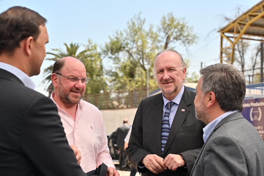 PequenaMinchile's tweet photo. Ministerio de Minería: RT bprokurica: Ya estamos en #Batuco junto al ministro amorenocharme para dar inicio a este trascendental proyecto de AngloAmericanCL que permite abastecer a más de 55 mil personas de la zona de Agua Potable Rural, gracias a una in… https://t.co/Eozq4nUPH0