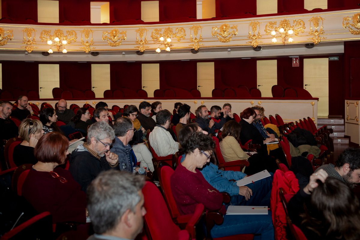 Ja hem conegut i compartit experiències amb productores, companyies, teatres privats i teatres públics dins les I Jornades de Creació i Producció. Els intercanvis i els debats seguiran fins demà, amb els més de 90 professionals que hi participen #ElPrincipaldetothom