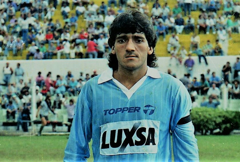marche una foto mas del álbum del recuerdo para toda la barra #pirata..!! se ponia todo en cada jugada. Otra epoca ahora los defensores le tienen alergia al.pasto que no se tiran o yo no se