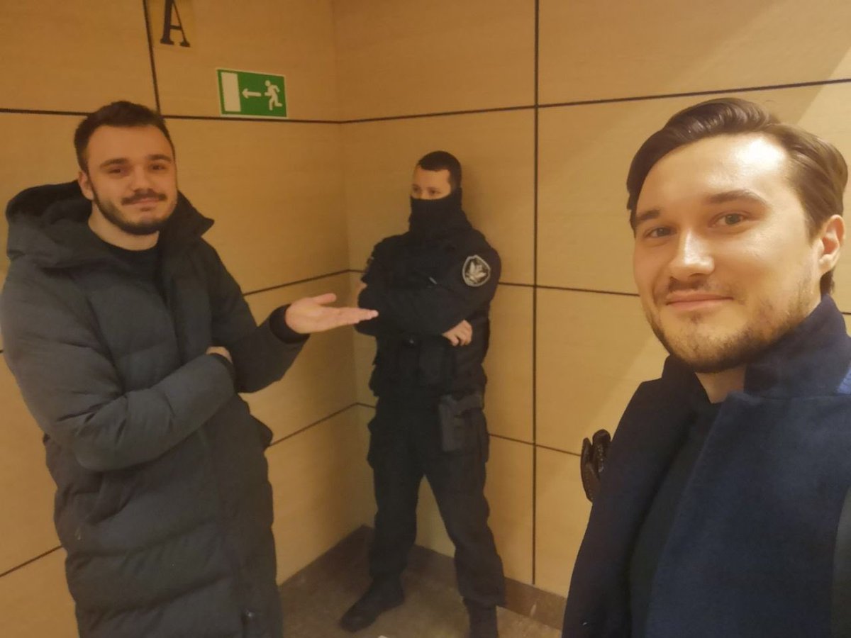 Путин прислал спецназ поздравить ФБК с международным днём борьбы с коррупцией. Заблокировали лифты и тусуются под нашими дверями.