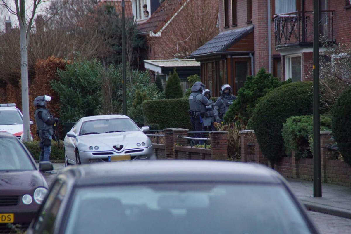 Arrestatieteam houdt man aan die dreigt met wapen in Winterswijk..