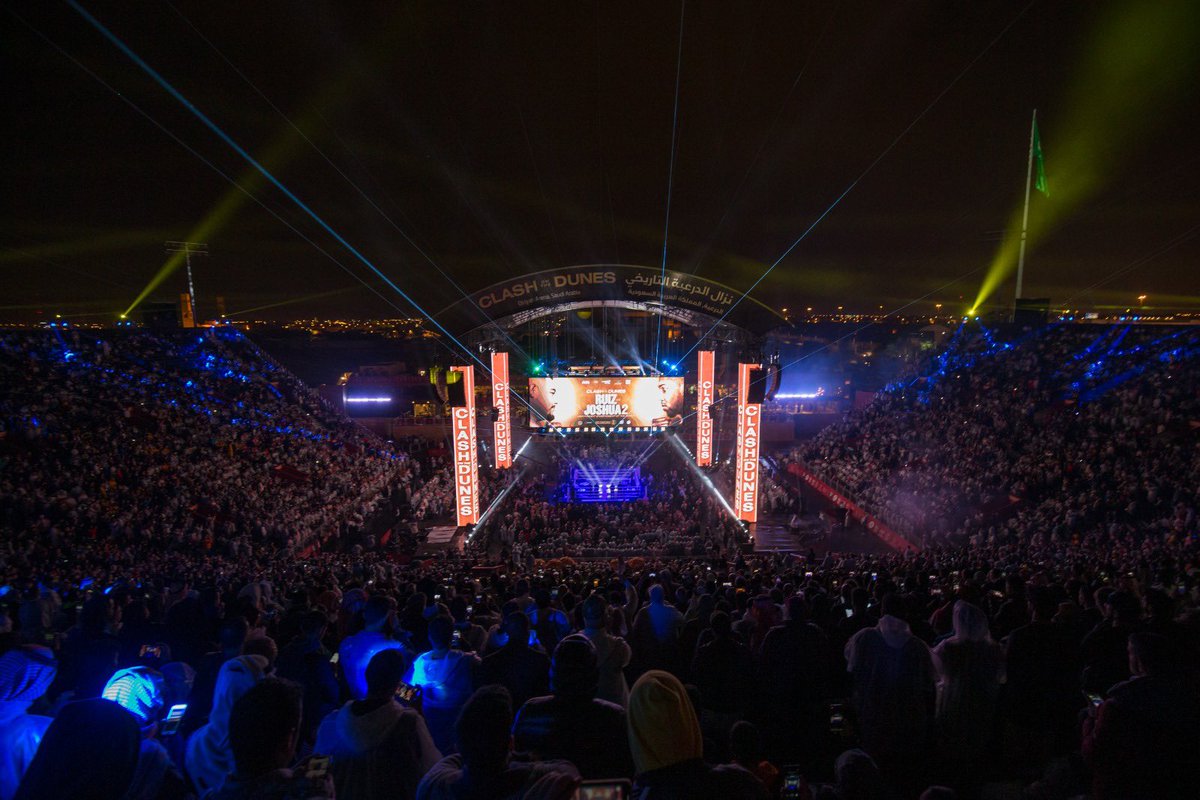 FrankSmith's tweet image. Picture 1 - August 19th, 2019 - our first visit to the ‘Diriyah Arena’
Picture 2 - 110 days later! 15,000 people watched @anthonyfjoshua create History!
Thanks to everyone who made this possible 🙌🏼