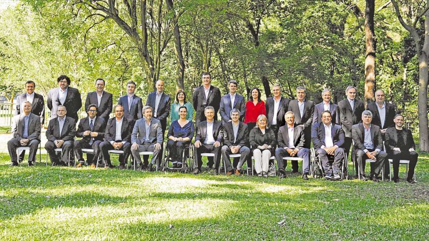 MaciasMonik's tweet photo. El ‘mejor’ equipo de los últimos 50 años y el ‘peor’ gobierno de la democracia https://t.co/dwmqtqPU1n