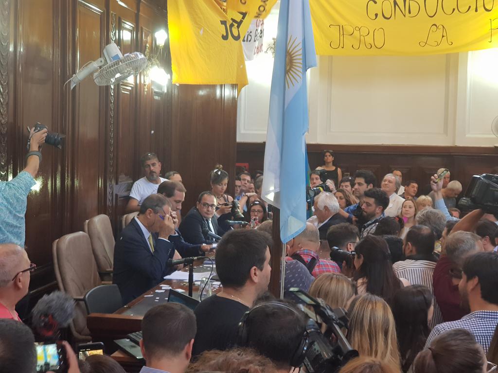 ciudadcapital6's tweet photo. #Ahora Llamativa posición del Intendente @JulioGarro en el @ConcejoMLP: tomó juramento sólo a los ediles de su bloque y al momento de la jura de la oposición tomó la posta @claudiofrangul https://t.co/OjsLWyilNq