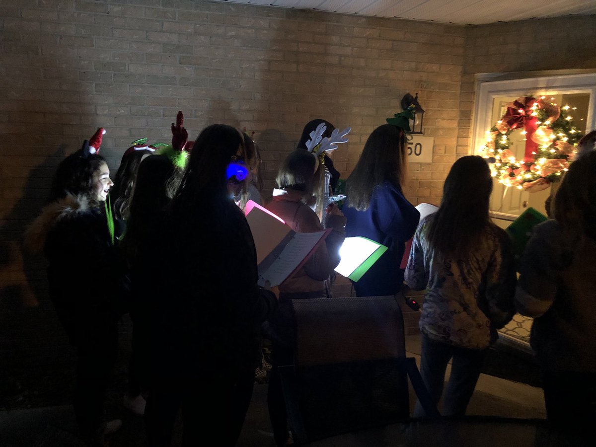 bearmedicinemom's tweet image. So proud of these girls—7th grade cheerleaders and some besties did some caroling for our neighborhood on Saturday. #TMS #TMSCheer #amazinggirls #holidayfriends