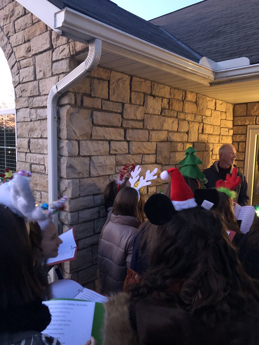 bearmedicinemom's tweet image. So proud of these girls—7th grade cheerleaders and some besties did some caroling for our neighborhood on Saturday. #TMS #TMSCheer #amazinggirls #holidayfriends