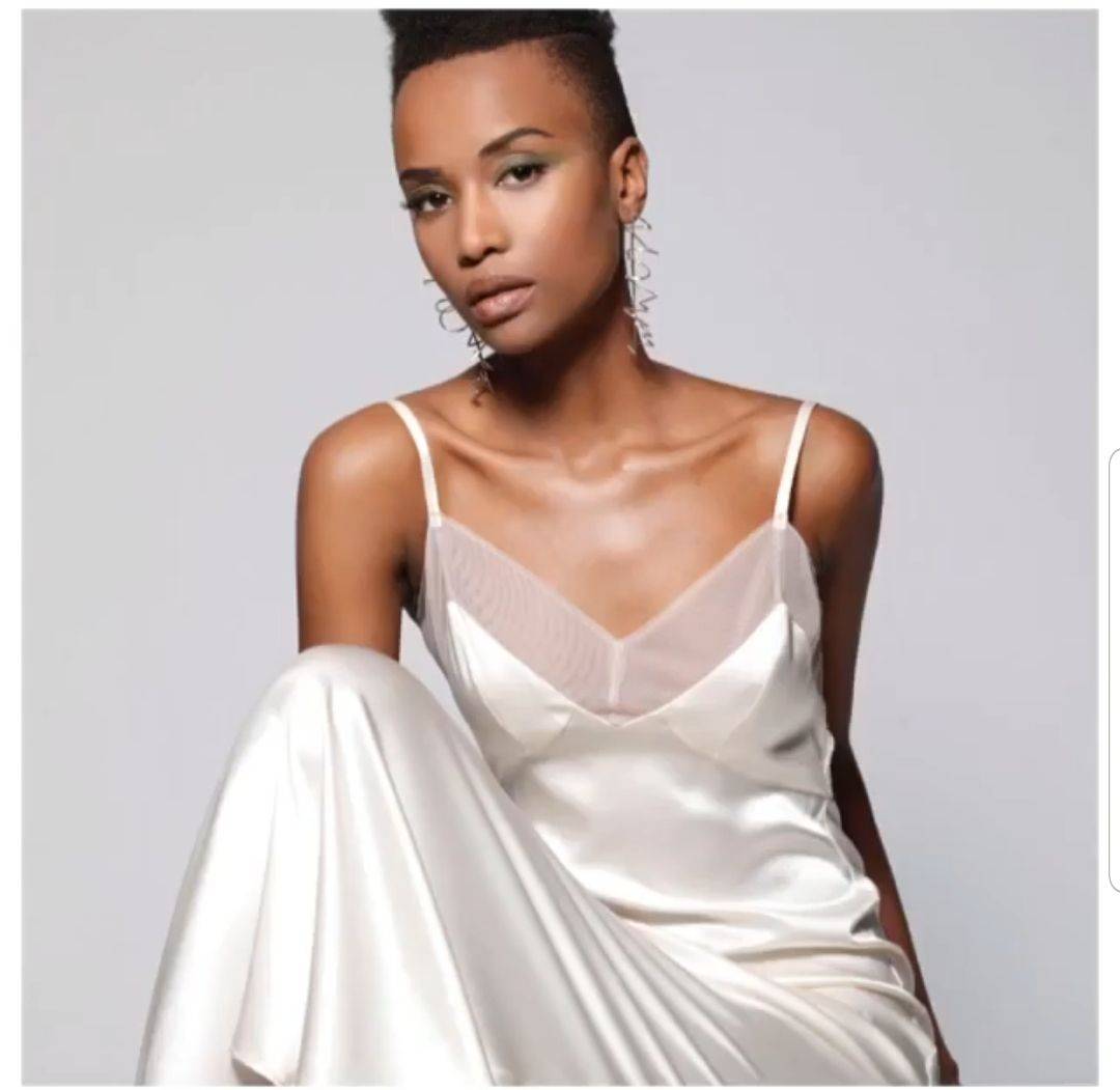 Bomba_Curls's tweet photo. Beautiful. Intelligent. Poised. Long live the Queen! 👑🎉  Congratulations @zozitunzi🎉
.
Bella. Inteligente. Preparada. Que viva la Reina!👑🎉 Felicidades @zozitunzi 🎉
. 
 #missuniverse2019 #representation #head2toebomba! https://t.co/BH6qSE0Z7I