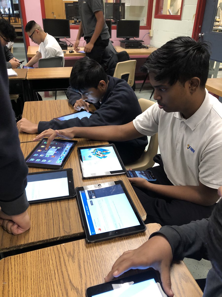 TechFmm's tweet image. Students in Ms.Calapa’s Computer Engineering class coding with Swift Playgrounds in celebration of Computer Science Education Week &amp;amp; todays Birthday of Grace Hopper, the pioneer of Computer Programming. @FMMtweets @tec_fmm @fmmrobotics2019 #OntarioCodes #HourOfCode #GraceHopper