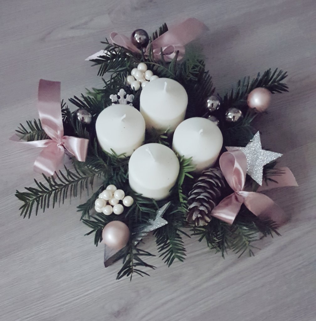 AdinaManon's tweet photo. #christmas #wreath #candles https://t.co/ch5I33eGzg