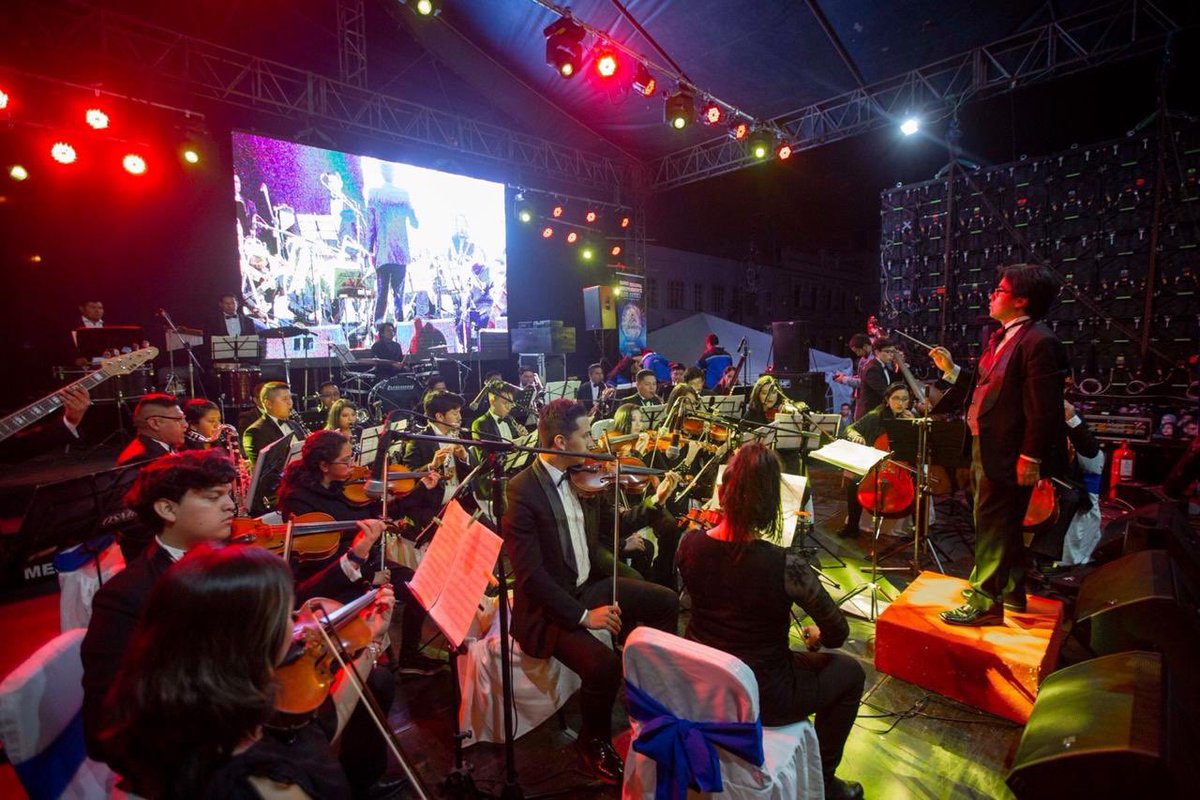 MuniRiobamba's tweet photo. La Orquesta Sinfónica Municipal de Riobamba #OSMUR participó del evento encendido de luces navideñas en el parque Sucre, organizado por la Empresa Eléctrica Riobamba S.A. #CulturaRiobamba #VivimosMejor https://t.co/3lfNIeqtTn
