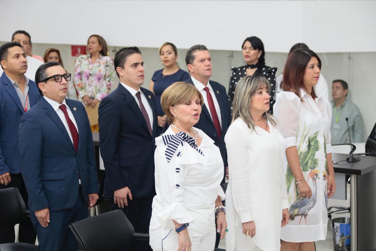 Secviviendasant's tweet photo. La secretaría de vivienda y hábitat sustentable @Claudiaymantill junto con el gabinete, acompañan el último acto de sesiones extraordinarias de la @asambleasdter en 2019. #SantanderNosUnió https://t.co/mYXyQenOkA