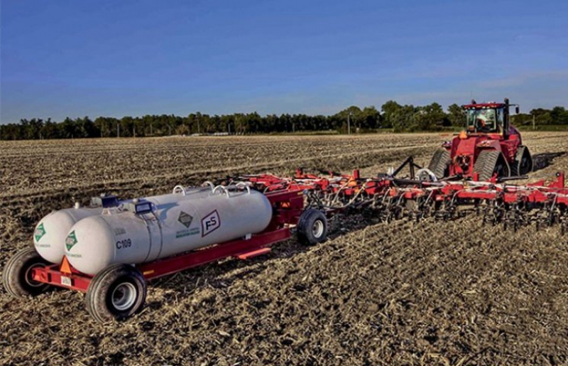 способы внесения минеральных удобрений. внесение удобрений. технология внесение минеральных удобрений. кас-32 картинки. технологии применения удобрений.