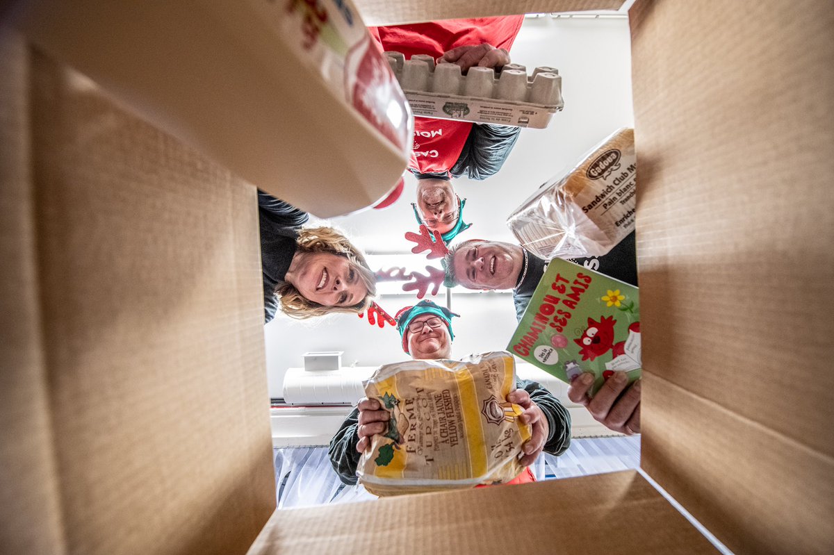 CasinoLacLeamy's tweet photo. Le travail de remplissage des paniers de Noël se poursuit avec un deuxième groupe de bénévoles #Casino❤️Moisson #CasinoAimeMoisson #bénévolat #ensembleonvaplusloin https://t.co/bkgW9AWIcn