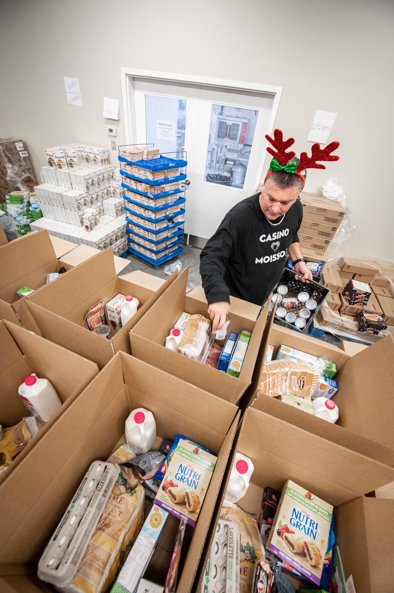 CasinoLacLeamy's tweet photo. Le travail de remplissage des paniers de Noël se poursuit avec un deuxième groupe de bénévoles #Casino❤️Moisson #CasinoAimeMoisson #bénévolat #ensembleonvaplusloin https://t.co/bkgW9AWIcn