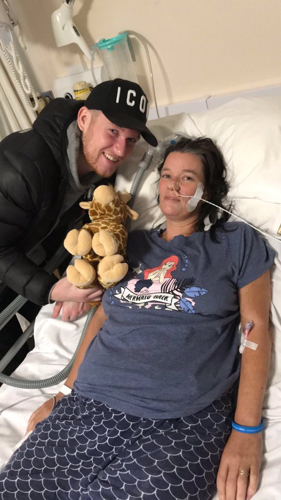 carakemp's tweet image. My partner &amp;amp; his mum who got diagnosed with MND (at 44) - she has deteriorated quickly. Her wish was to meet @robbiewilliams but now its impossible 😓 Is there any chance of a video message to make her last christmas? RT PLEASE 🙏🏽🙏🏽🙏🏽