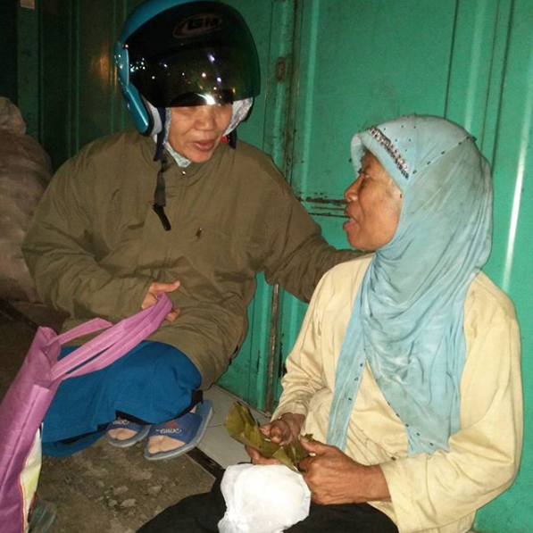 sebung_bdg's tweet photo. Kedatangan Ibu Rumi (65tahun) sebagai penggerak baru menambah suasana berbagi semakin penuh makna. Pertemuan ini dimulai setelah beliau melihat kegiatan kami dari salah satu tayangan talk show di stasiun tv swasta yaitu @KickAndyShow https://t.co/D7srbNg3qn