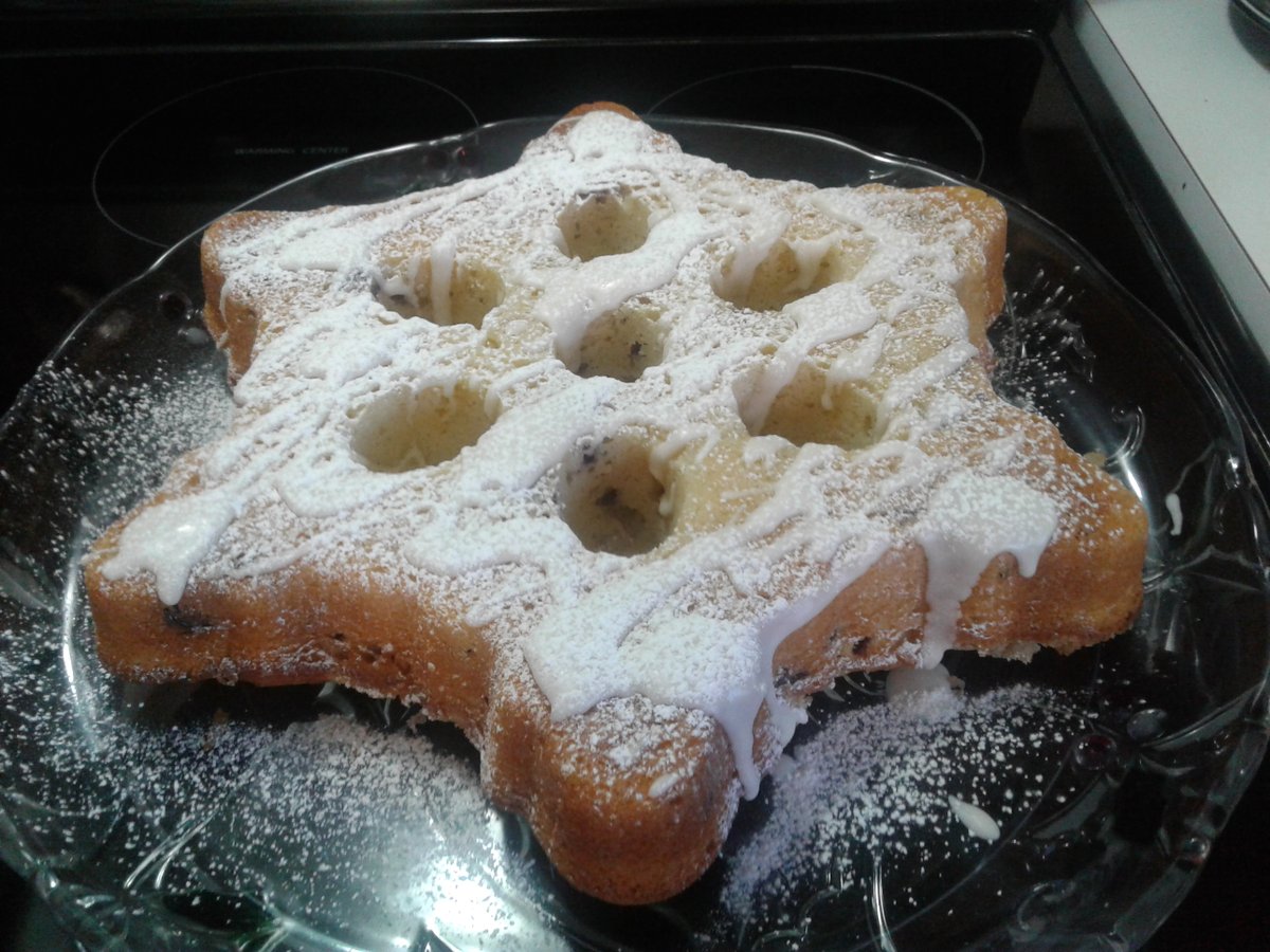 rosegrissom's tweet image. #12DaysofHB Feast your eyes on my Christmas Snowflake cake.  This cake would have no problem fitting into the countertop oven.