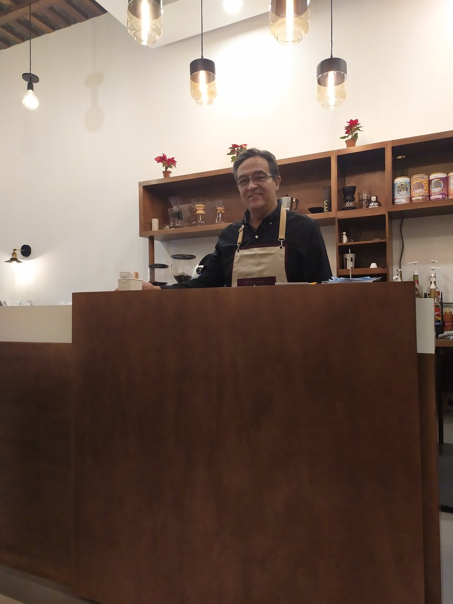 MelissaZrt's tweet photo. Gente de tw nunca les pido nada, pero ayudenme a compartir el tweet. Mi padrino abrió un café de especialidad en #Puebla. El esta muy emocionado. Estudió todo un año sobre el café para poder dar diferentes opciones de extracción, está en torres médicas. Vayan si son de allá 🥺pls https://t.co/TswzpKn36W
