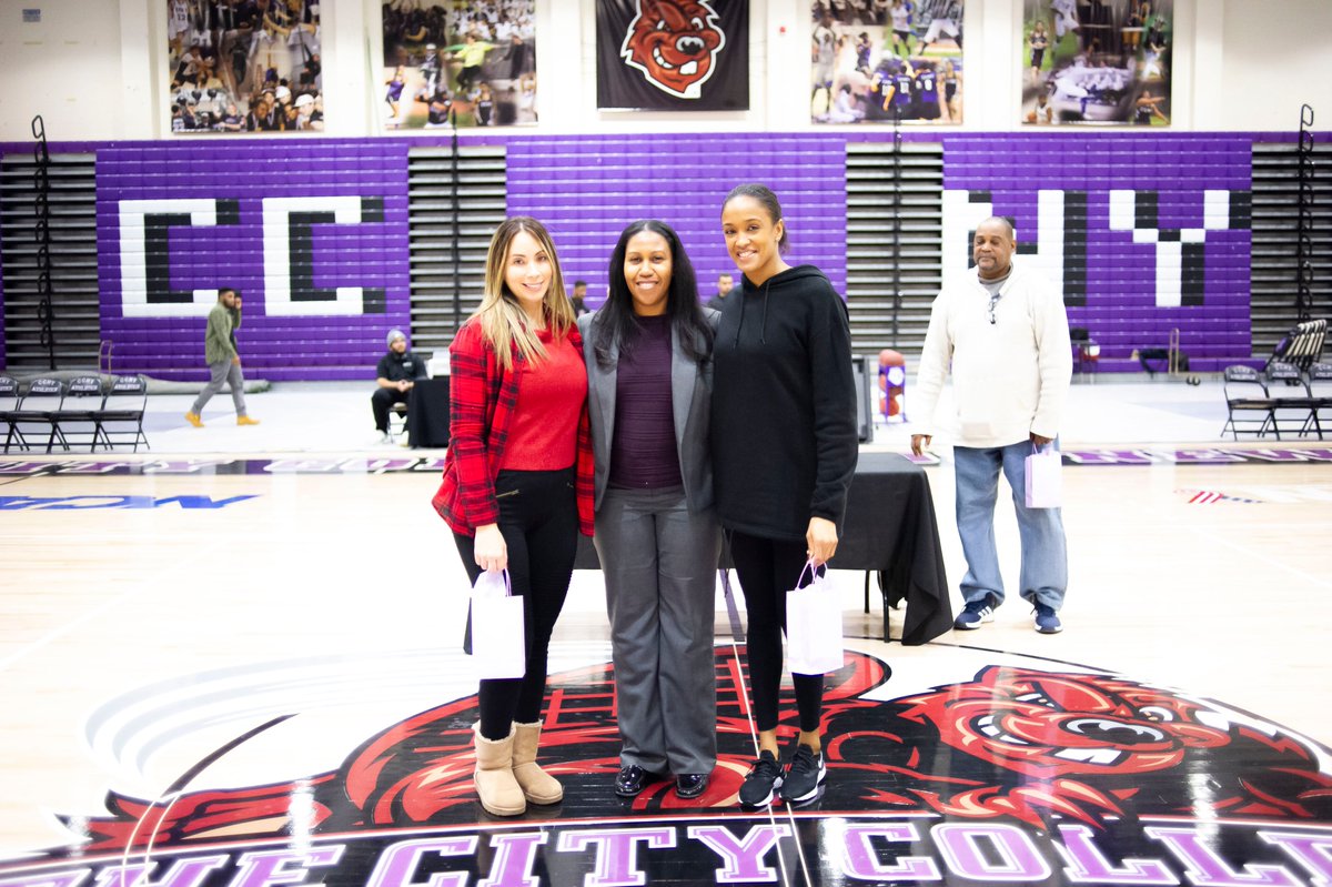 CCNYSports's tweet photo. Thanks to all the @ccnyalumni who came out for our Alumni Social on Friday night! It was so great to catch up with everyone and honor our championship anniversary teams...and to enjoy a @ccnywbb @CCNYMBB DH! #GoBeavers #AlwaysABeaver https://t.co/2OK4STBhKD