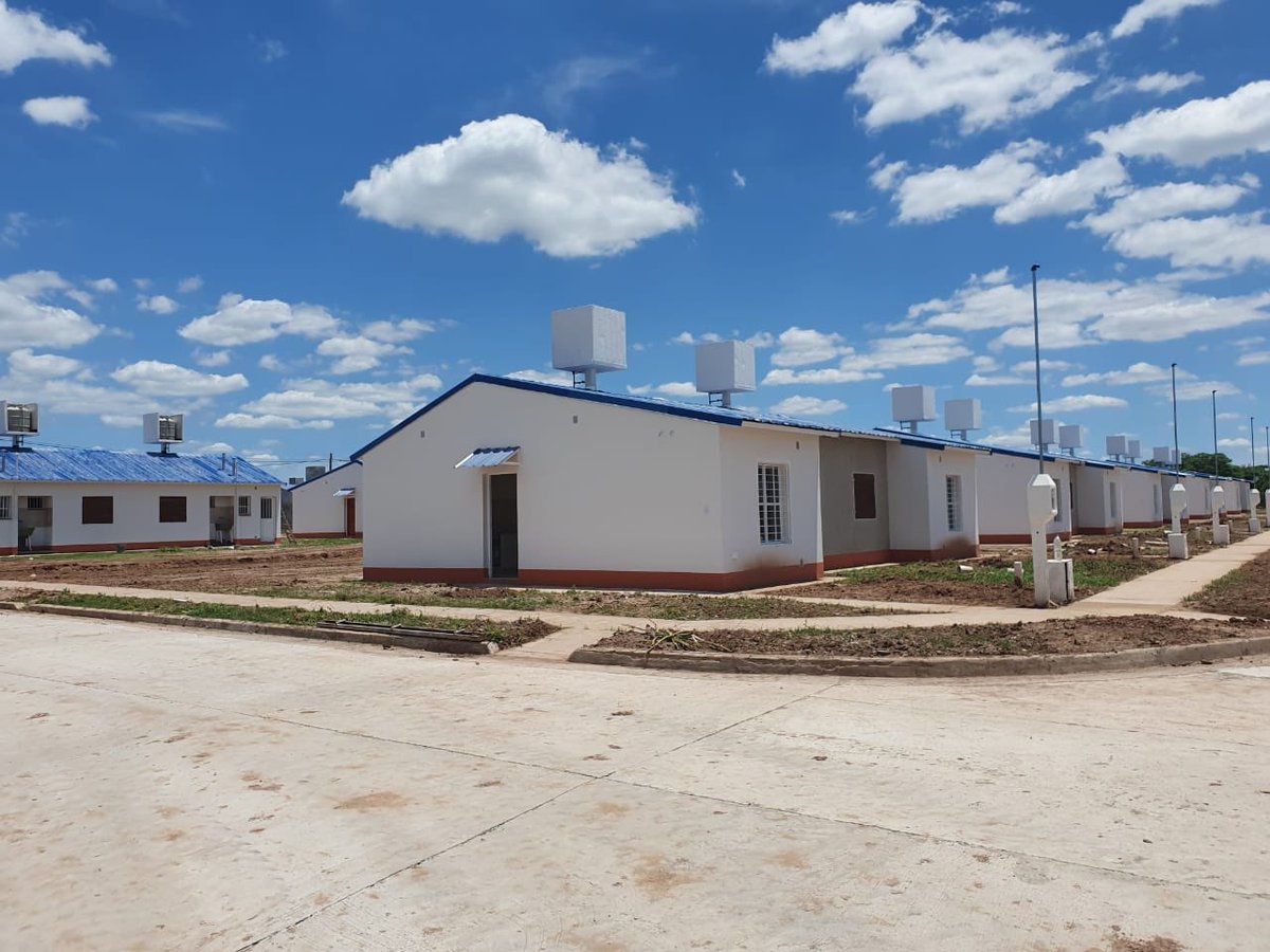 A horas de terminar la gestión del Gobernador <a href="/UrtubeyJM/">Juan Manuel Urtubey</a> #SeguimosHaciendo entregando 100 viviendas en Embarcación. Durante los 12 años de mandato construimos cerca de 12.000 casas en el interior de la provincia