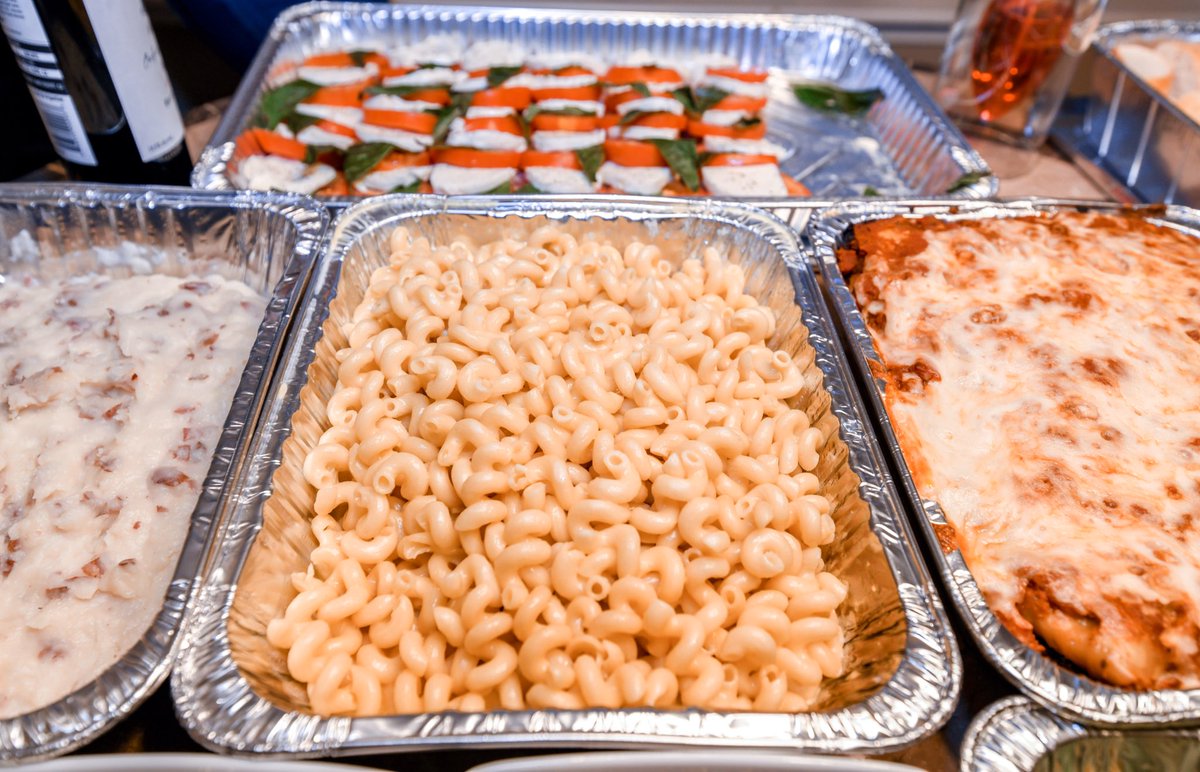 RollosDeMujeres's tweet image. The holidays are a busy time of year so I’m letting @BucaDiBeppo do the cooking. Plus, with any catering order over $100, receive a free tray of 16 Mini Traditional Cannoli. And Buca di Beppo delivers your holiday meal right 2 ur door bucadibeppo.com/holiday/ #BucaDiBeppo