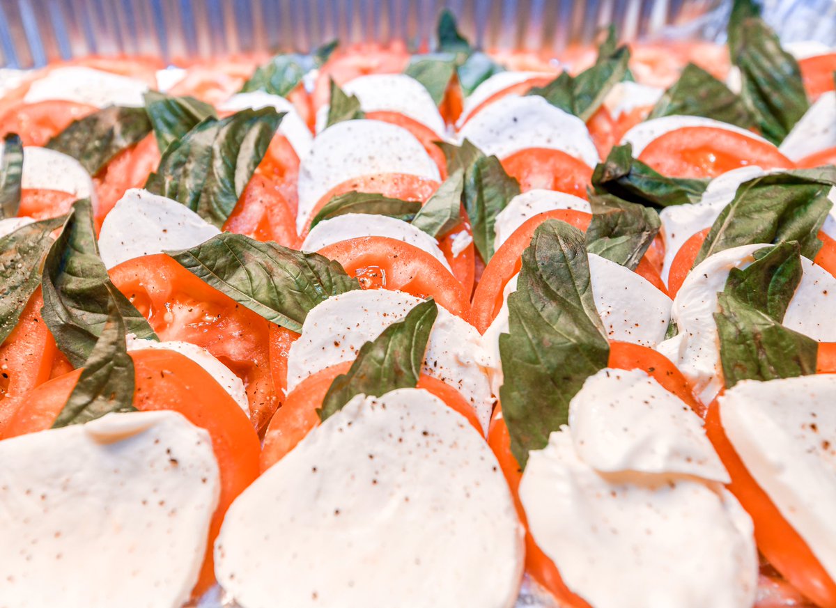 RollosDeMujeres's tweet image. The holidays are a busy time of year so I’m letting @BucaDiBeppo do the cooking. Plus, with any catering order over $100, receive a free tray of 16 Mini Traditional Cannoli. And Buca di Beppo delivers your holiday meal right 2 ur door bucadibeppo.com/holiday/ #BucaDiBeppo