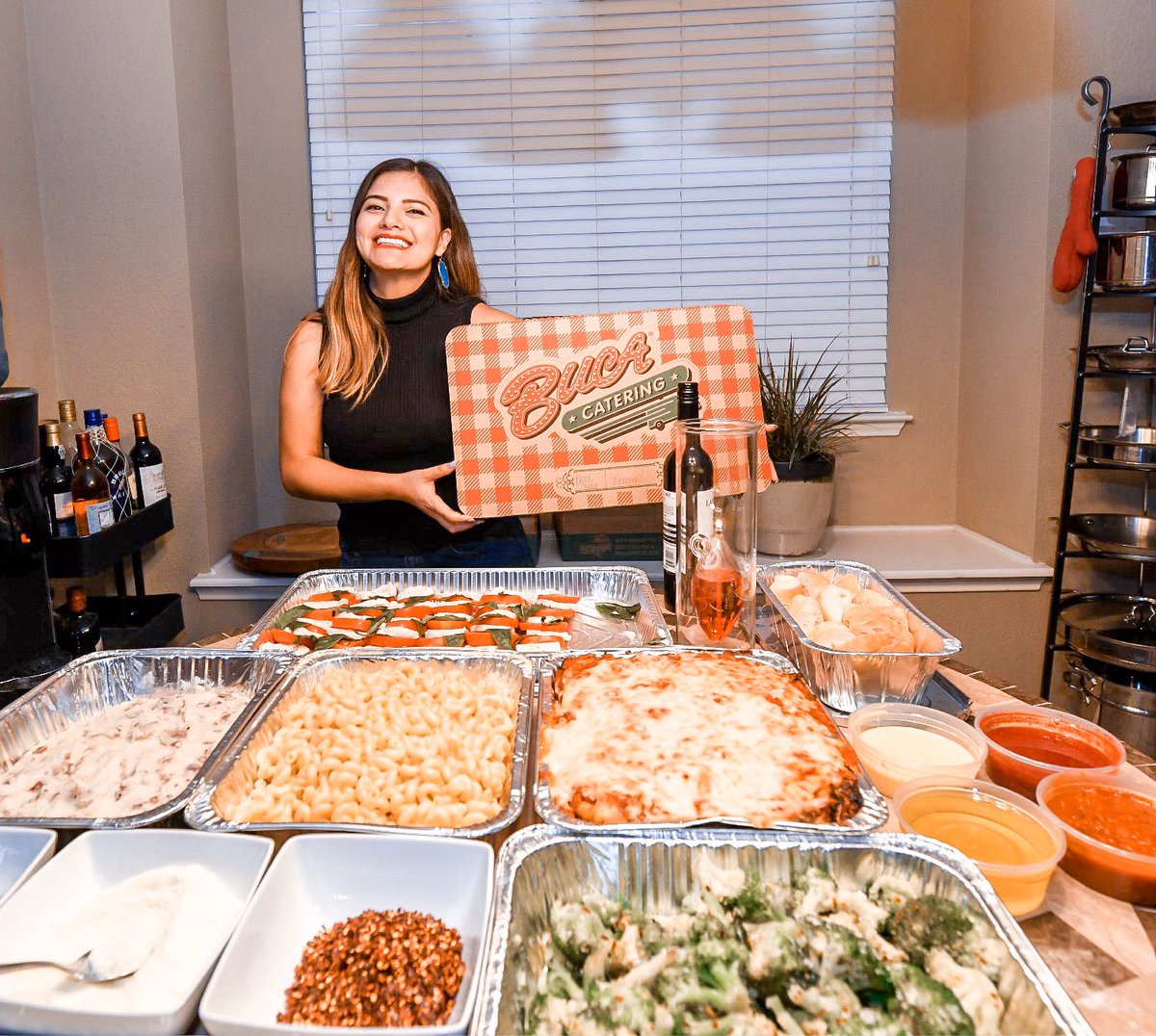 RollosDeMujeres's tweet image. The holidays are a busy time of year so I’m letting @BucaDiBeppo do the cooking. Plus, with any catering order over $100, receive a free tray of 16 Mini Traditional Cannoli. And Buca di Beppo delivers your holiday meal right 2 ur door bucadibeppo.com/holiday/ #BucaDiBeppo