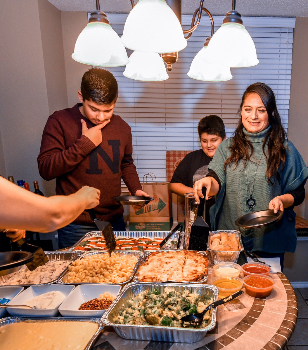 RollosDeMujeres's tweet image. The holidays are a busy time of year so I’m letting @BucaDiBeppo do the cooking. Plus, with any catering order over $100, receive a free tray of 16 Mini Traditional Cannoli. And Buca di Beppo delivers your holiday meal right 2 ur door bucadibeppo.com/holiday/ #BucaDiBeppo