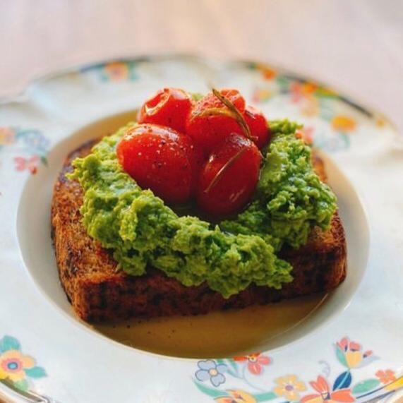 MesaDeEstacion's tweet photo. En Alegra Restaurante y Vinería prepararon este fabuloso tostón de hummus de arvejas, menta y cherries confitados para esta edición de Mesa. ¿El postre? Un Parfait de cerezas y chocolate. Aprovechá el último día de #MesaDePrimavera https://t.co/UioGlYQKQv