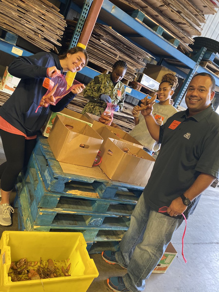 ODUsptmgmt's tweet photo. Everybody grab your sweet potatoes and say cheese 😃🍠!

We had a great time volunteering at the @FoodbankSEVA this afternoon! Always good to give back to the community! https://t.co/ihrnQes1M3