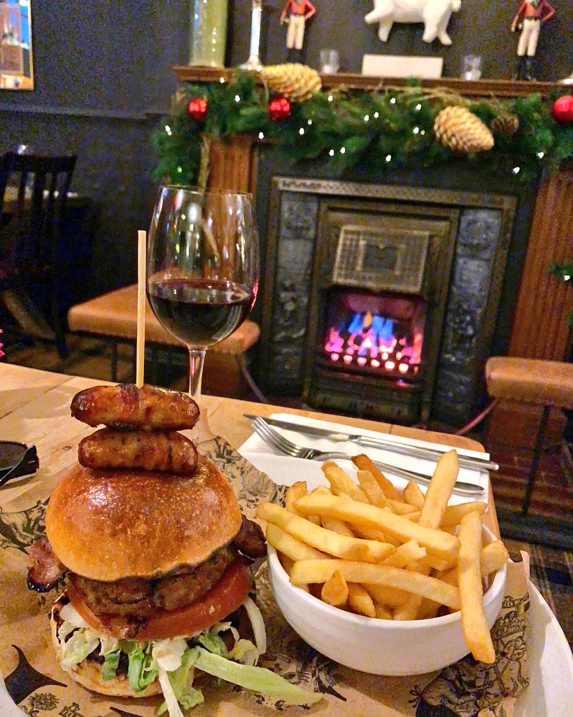 eliscapade's tweet photo. Piggy burger 🐷 Starting the new week well @blackhorseKT2 https://t.co/J3F14UQcpY
