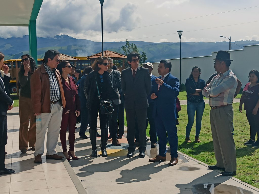 EducacionZ2_Ec's tweet photo. HOY I El Coordinador @EducacionZ2_Ec  @Ferchomr79 y el Director Distrital de Cayambe @JOSEINUCA reciben a Marianne Fay representante del @BancoMundialLAC y a su equipo para un recorrido por las instalaciones de la U.E Guachalá y  diferentes actividades en conjunto. #EducaciónEc. https://t.co/8VekrOAlgd