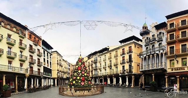 igersteruel's tweet photo. Despedimos este puente dando la bienvenida a la navidad desde la plaza del Torico de la mano de @lorineedleman 
No olvidéis etiquetar vuestras fotografías con #igersteruel https://t.co/yBWdBaDnAH https://t.co/CXZ5tjjpNJ