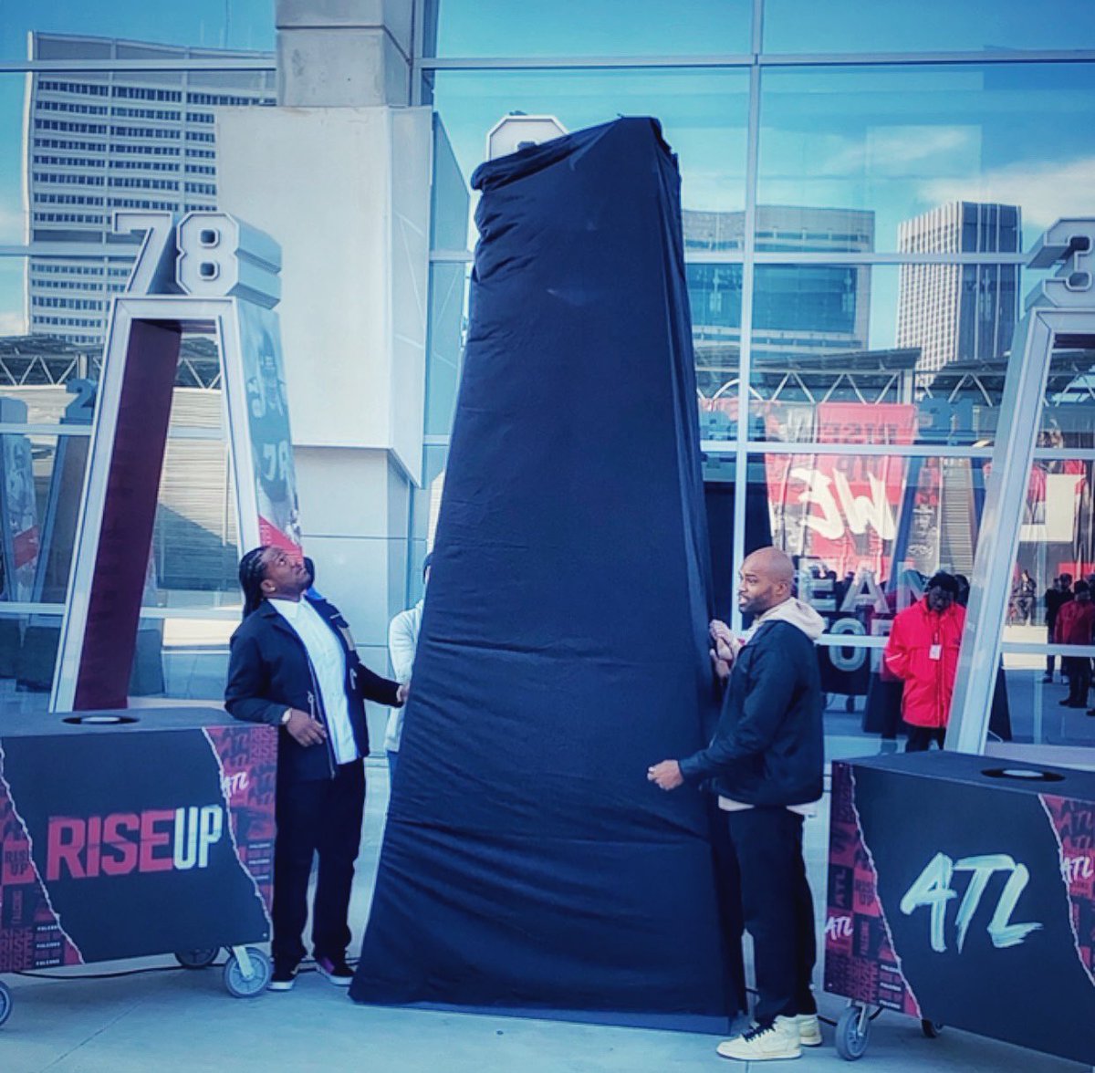 MARIOGA12000's tweet photo. Congrats @roddywhiteTV on your induction into the @AtlantaFalcons ring of honor. Well deserved. #nflgreat #falconslegend 🅰️TL. https://t.co/GmkrNH2E5n