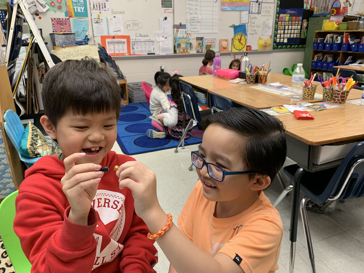 BrookeBultman's tweet photo. Ss predict and confirm which items are magnetic. @shutton22 @KingofReading31 @DareDolphins #desengaged https://t.co/456tMPHpYe