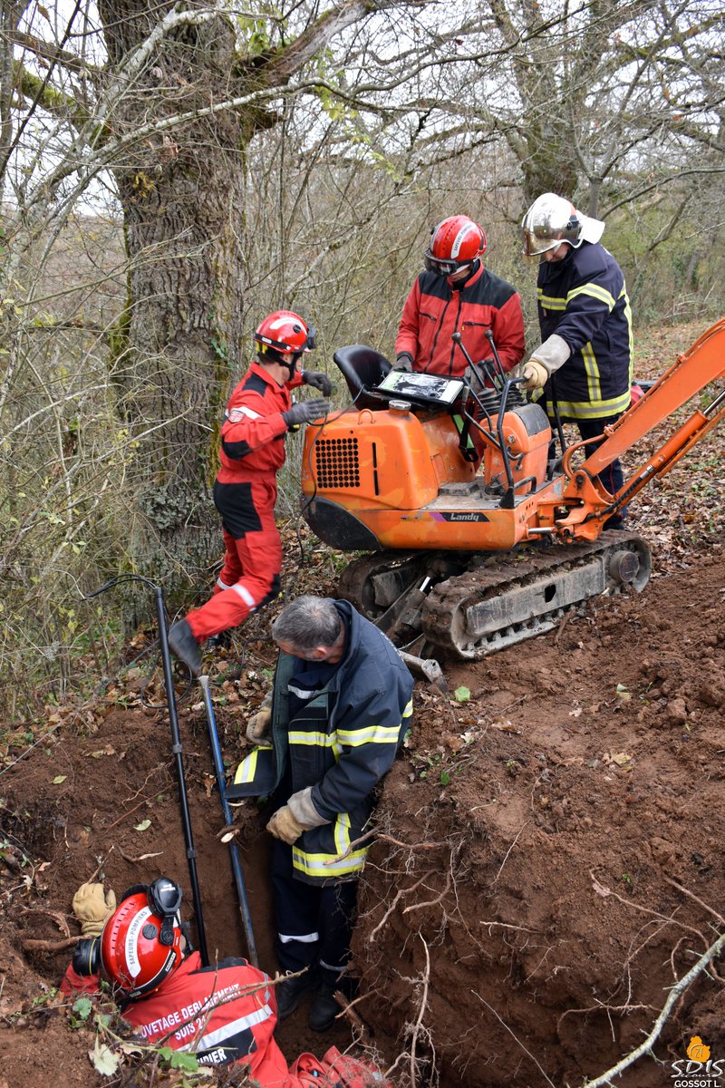 sdis21's tweet photo. 🐶 Hier, les sapeurs-#pompiers de la #CôtedOr ont, une nouvelle fois, sauvé 1 chien coincé dans un terrier à #Vievy. Leur abnégation a permis de sortir le canidé de son mauvais pas en creusant à la mini-pelle et à la main. https://t.co/cW6yFcKDlp