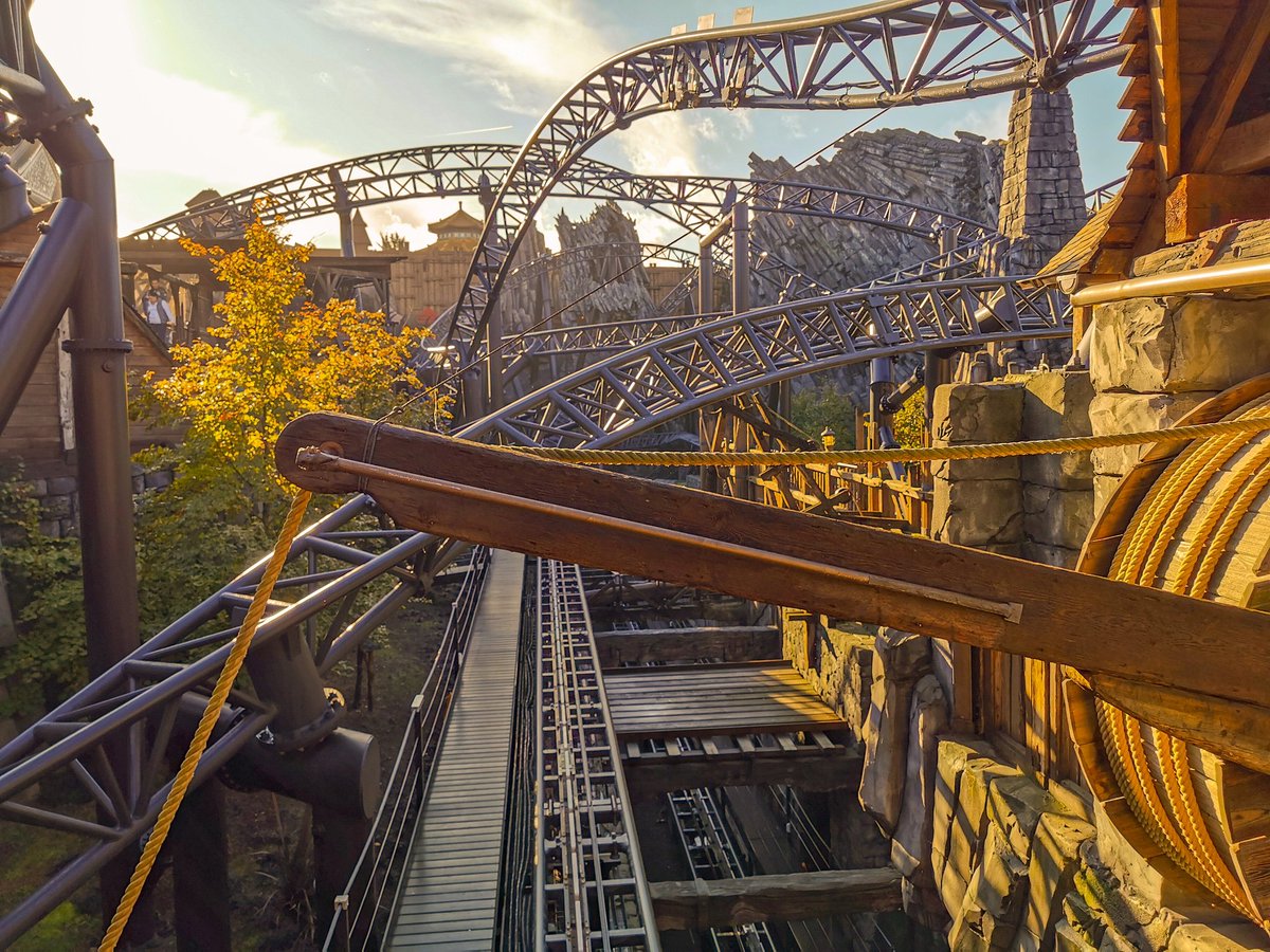 ep_tobi's tweet photo. Auch das Phantasialand hat im Winter geöffnet!❄️🎄

#phantasialand #talocan #mexico #chiapas #taron #raik #blackmamba #mysterycastle #winjas #fear #force #hollywoodtour #geisterrikscha #fengjupalace  #eptobichristmasweeks #eptobi #youtuber https://t.co/lHIKq6NcTd