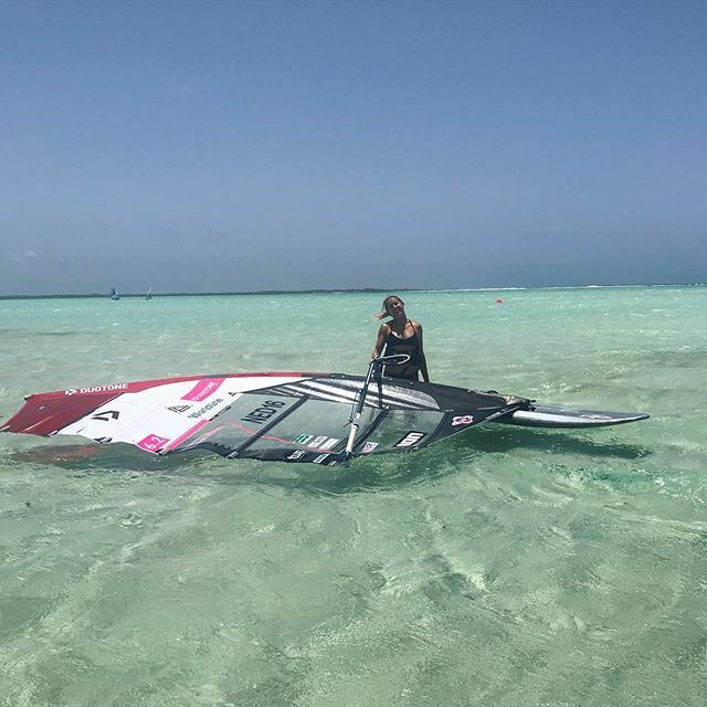 Esther172's tweet photo. 🏝☀️👙 https://t.co/Xia1d9dyWF https://t.co/wlPdTiKutk
