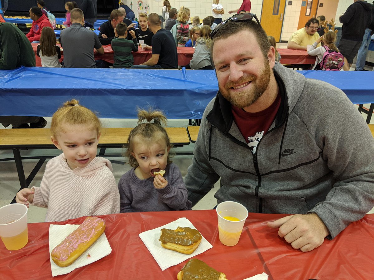 JDHullHeroes's tweet image. Everybody had a great time at our Doughnuts for Dads morning, sponsored by our Student Council!  What a great way to start the day!  
@ChandlerUnified
 
@JanePto