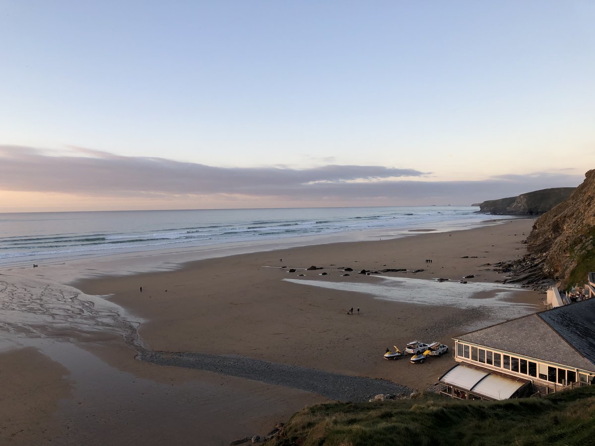 Throwing it back to last Wednesday evening in the bay. 

A much calmer view than the stormy one we've had today 💨

#FifteenCornwall #Cornwall #MondayMotivaton #view #windy #StormAtiyah #restaurant #winter #christmas