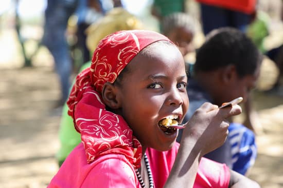 WFP's tweet photo. Food is a human right yet, 1 in 9 people go to bed hungry each night. 

Over 70 years ago today, the world stood up for the rights of everyone, everywhere. This #HumanRightsDay we stand for a #ZeroHunger future for all. https://t.co/evTX8zPFRq