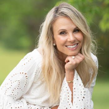 PremiereSpeaker's tweet image. @ehasselbeck shares her story, the wisdom she learned from Barbara Walters and how she ended up at dinner with the Queen of England on her #BeyondSpeaking episode! 

🌟Listen at apple.co/34Cldpq
🔎Learn more about Elisabeth at bit.ly/2WR7EzG

#eventplanners #PSB