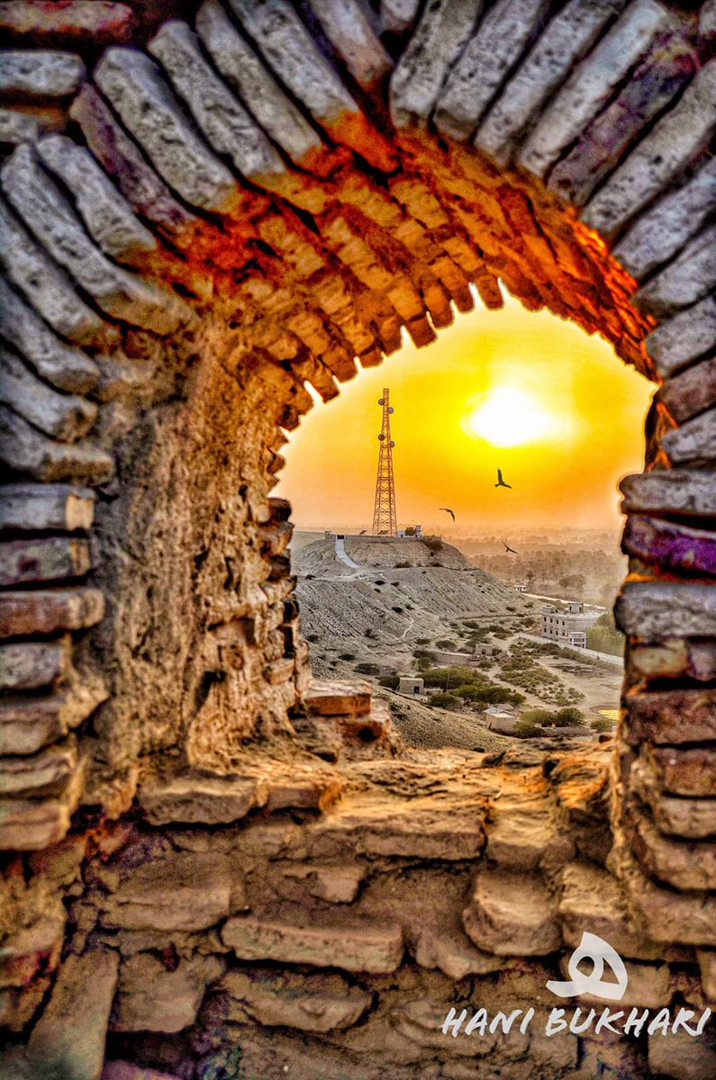 HullioSikandar's tweet photo. This mesmerizing sunset is captured at the #Kotdigi fort, located near to main National Highway, district #Khairpur. Built between 1785 - 95 during #Talpur era in #Sindh, it is one of the best destinations to visit while touring and knowing about rich past and heritage of Sindh. https://t.co/KPnu8zAl7S