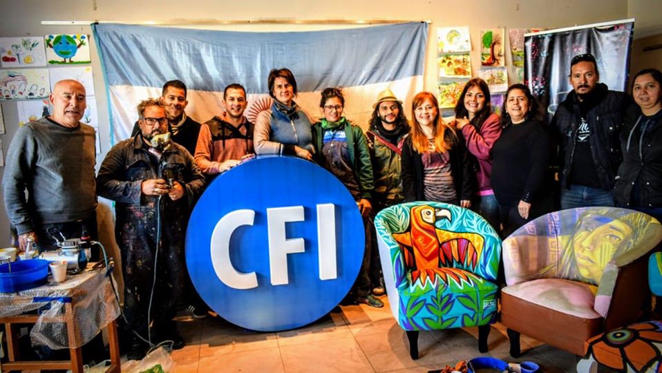 AsuntosInter_Ch's tweet photo. @domingopeppo @mali_serrano @ChacoGobierno @arielybarra @darioroveda @chacocultura @ONU_es @unep_espanol @FundaHuoqo @ChacoSepara @alejaromeo66 @Educ_Amb_Chaco @clauterenghi En el Museo Histórico de #PuertoTirol , los amigos de @deco_mis invitaron a artistas🎨 a intervenir algunos de los sillones que realizan en la firma, dándole así valor agregado a sus productos.

#Arte #PuertoTirol #BiAT #MaliSerrano #ODS https://t.co/r6gQiRHUZo