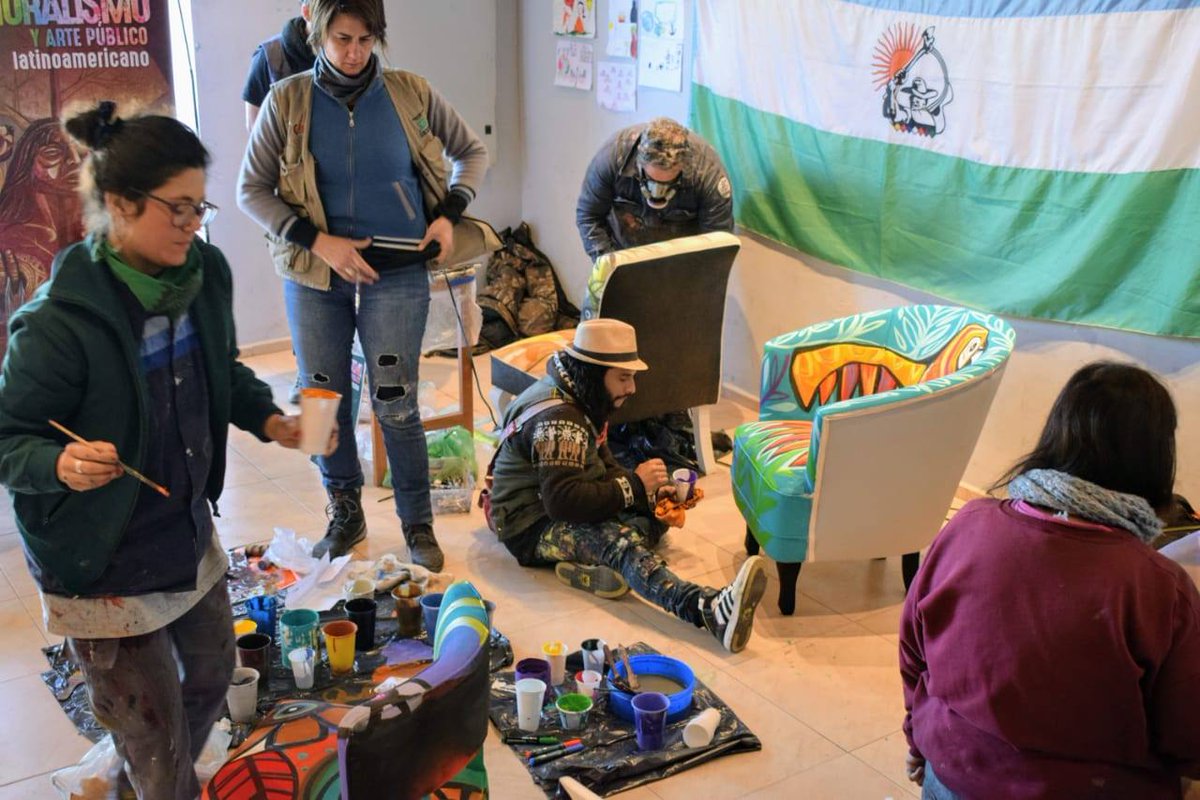 AsuntosInter_Ch's tweet photo. @domingopeppo @mali_serrano @ChacoGobierno @arielybarra @darioroveda @chacocultura @ONU_es @unep_espanol @FundaHuoqo @ChacoSepara @alejaromeo66 @Educ_Amb_Chaco @clauterenghi En el Museo Histórico de #PuertoTirol , los amigos de @deco_mis invitaron a artistas🎨 a intervenir algunos de los sillones que realizan en la firma, dándole así valor agregado a sus productos.

#Arte #PuertoTirol #BiAT #MaliSerrano #ODS https://t.co/r6gQiRHUZo