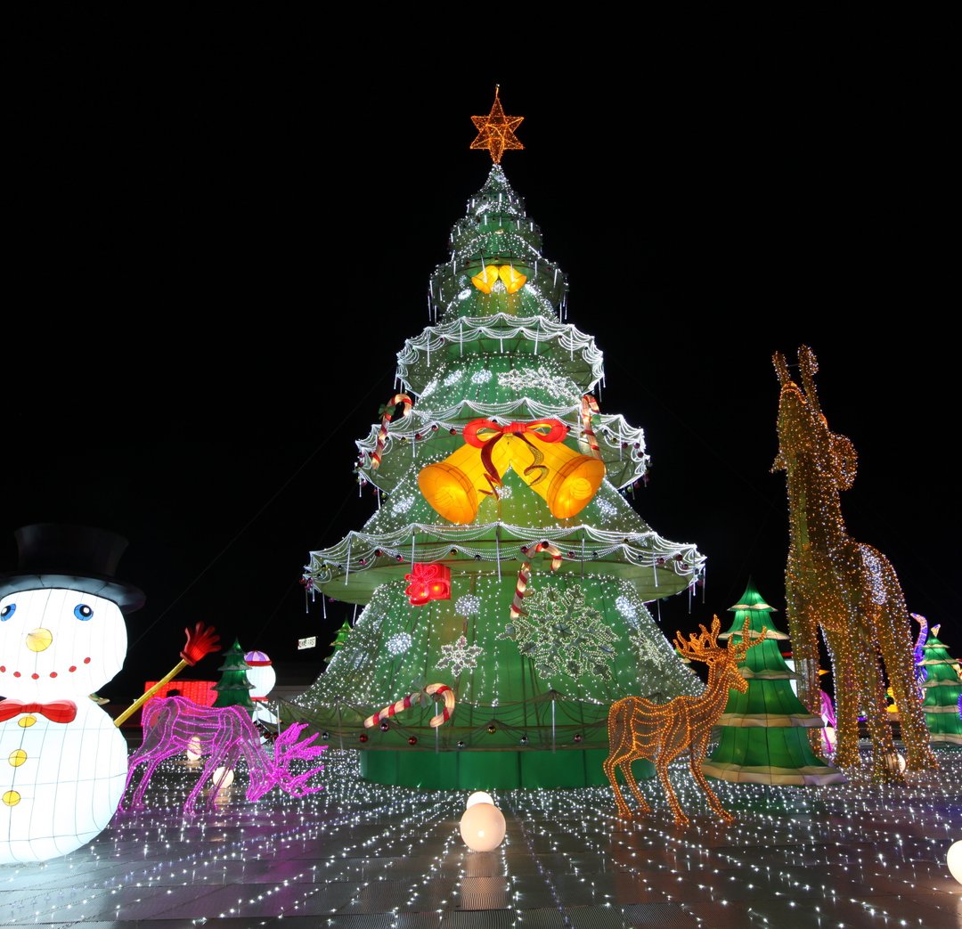 MWLHouston's tweet photo. The best way to spread Christmas cheer is singing loud for all to hear 🎶 

Buy tickets at https://t.co/uR5dT623K9!

#magicalwinterlights #5yearsofmagicalwinterlights #houstonfestival #holidaysinhouston #galvestonfestival #christmasfestival #holidayfestival #lanternfestival https://t.co/0O16xyFIF5