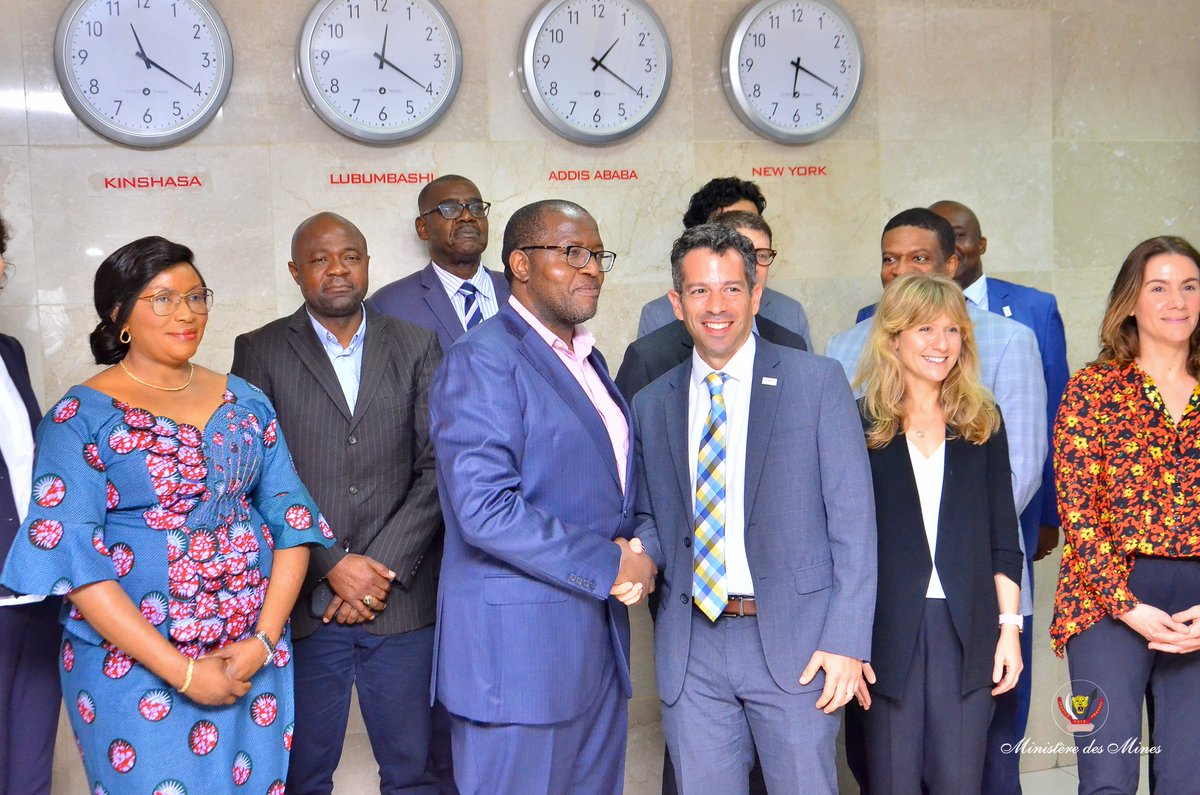 Mines_RDC's tweet photo. Aussitôt après sa mission d’itinérance administrative ds le grd Katanga, le Min. des Mines KITOBO ne s’offre pas1moment de répit. Tôt ce matin accompagné de son adjointe, il a échangé avc 1délégation de l’Alliance Publique-privée conduite parMadame Elizabeth Orlando.@KitoboWilly https://t.co/g4le0YnL55